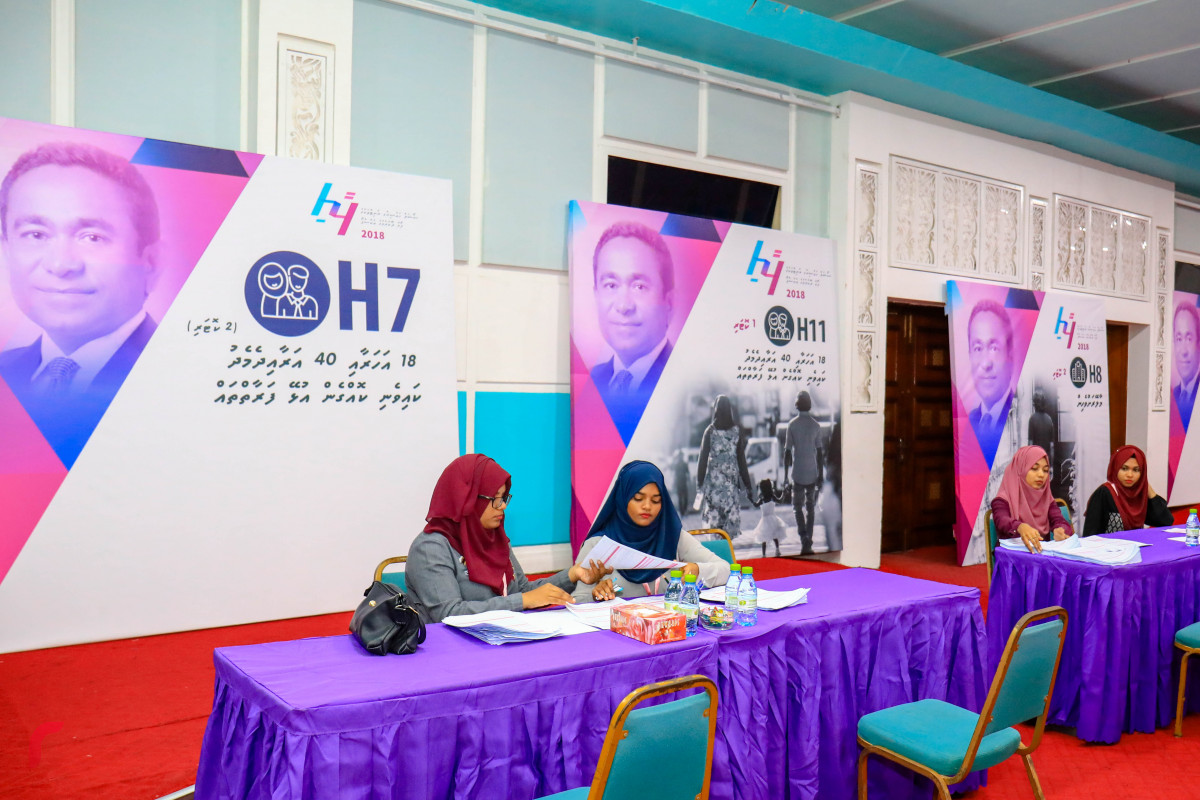 މެއި 6، 2018: ސަރުކާރު ބޯހިޔާވަހިކަމުގެ މަޝްރޫއުގެ ދަށުން އިމާރާތްކުރާ 7000 ފްލެޓަށް އެދޭ ފޯމު ދޫކުރަން ފެށުމަށް ތައްޔާރުވުން. ދަރުބާރުގޭގެ އިތުރުން ހައުސިން މިނިސްޓްރީގެ ވެބްސައިޓުންވެސް ފޯމް ޑައުންލޯޑް ކުރެވޭނެ ކަމަށް މިނިސްޓްރީން ބުނޭ. ފޮޓޯ:-- މުހައްމަދު ޝަރުހާން / ރާއްޖެ ޓީވީ