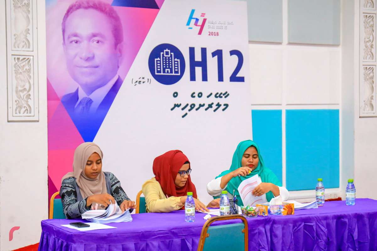 މެއި 6، 2018: ސަރުކާރު ބޯހިޔާވަހިކަމުގެ މަޝްރޫއުގެ ދަށުން އިމާރާތްކުރާ 7000 ފްލެޓަށް އެދޭ ފޯމު ދޫކުރަން ފެށުމަށް ތައްޔާރުވުން. ދަރުބާރުގޭގެ އިތުރުން ހައުސިން މިނިސްޓްރީގެ ވެބްސައިޓުންވެސް ފޯމް ޑައުންލޯޑް ކުރެވޭނެ ކަމަށް މިނިސްޓްރީން ބުނޭ. ފޮޓޯ:-- މުހައްމަދު ޝަރުހާން / ރާއްޖެ ޓީވީ