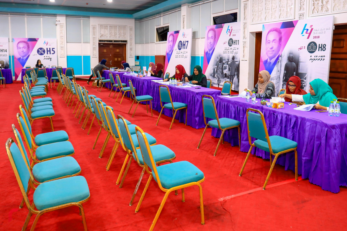 މެއި 6، 2018: ސަރުކާރު ބޯހިޔާވަހިކަމުގެ މަޝްރޫއުގެ ދަށުން އިމާރާތްކުރާ 7000 ފްލެޓަށް އެދޭ ފޯމު ދޫކުރަން ފެށުމަށް ތައްޔާރުވުން. ދަރުބާރުގޭގެ އިތުރުން ހައުސިން މިނިސްޓްރީގެ ވެބްސައިޓުންވެސް ފޯމް ޑައުންލޯޑް ކުރެވޭނެ ކަމަށް މިނިސްޓްރީން ބުނޭ. ފޮޓޯ:-- މުހައްމަދު ޝަރުހާން / ރާއްޖެ ޓީވީ