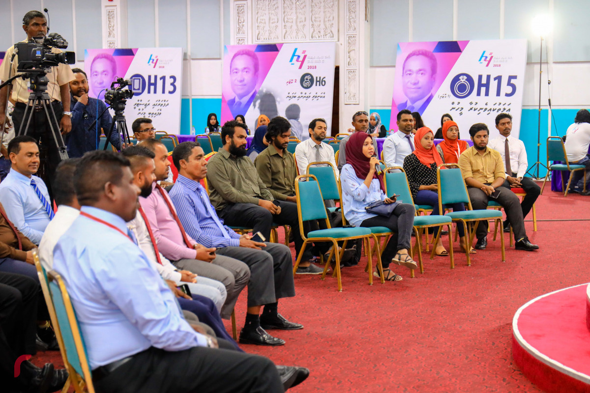 މެއި 6، 2018: ސަރުކާރު ބޯހިޔާވަހިކަމުގެ މަޝްރޫއުގެ ދަށުން އިމާރާތްކުރާ 7000 ފްލެޓަށް އެދޭ ފޯމު ދޫކުރަން ފެށުމަށް ތައްޔާރުވުމަށް ކުރިއަށްގެންދިޔަ ނޫސްވެރިންގެ ބައްދަލުވުމުގެ ތެރެއިން. ދަރުބާރުގޭގެ އިތުރުން ހައުސިން މިނިސްޓްރީގެ ވެބްސައިޓުންވެސް ފޯމް ޑައުންލޯޑް ކުރެވޭނެ ކަމަށް މިނިސްޓްރީން ބުނޭ. ފޮޓޯ:-- މުހައްމަދު ޝަރުހާން / ރާއްޖެ ޓީވީ