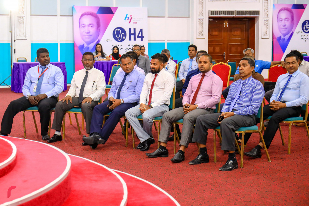 މެއި 6، 2018: ސަރުކާރު ބޯހިޔާވަހިކަމުގެ މަޝްރޫއުގެ ދަށުން އިމާރާތްކުރާ 7000 ފްލެޓަށް އެދޭ ފޯމު ދޫކުރަން ފެށުމަށް ތައްޔާރުވުމަށް ކުރިއަށްގެންދިޔަ ނޫސްވެރިންގެ ބައްދަލުވުމުގެ ތެރެއިން. ދަރުބާރުގޭގެ އިތުރުން ހައުސިން މިނިސްޓްރީގެ ވެބްސައިޓުންވެސް ފޯމް ޑައުންލޯޑް ކުރެވޭނެ ކަމަށް މިނިސްޓްރީން ބުނޭ. ފޮޓޯ:-- މުހައްމަދު ޝަރުހާން / ރާއްޖެ ޓީވީ