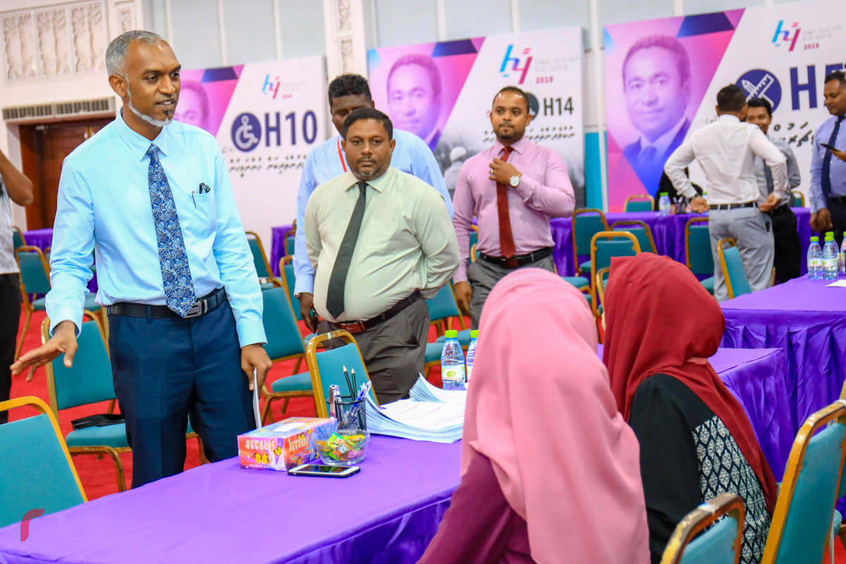 މެއި 6، 2018: ސަރުކާރު ބޯހިޔާވަހިކަމުގެ މަޝްރޫއުގެ ދަށުން އިމާރާތްކުރާ 7000 ފްލެޓަށް އެދޭ ފޯމު ދޫކުރަން ދަރުބާރުގޭ ރަންނަބަނޑޭރި މާލަމް ތައްޔާރުކޮށްފައިވާ ގޮތް މިނިސްޓަރ މުޢިއްޒު ބައްލަވައިލައްވަނީ. ދަރުބާރުގޭގެ އިތުރުން ހައުސިން މިނިސްޓްރީގެ ވެބްސައިޓުންވެސް ފޯމް ޑައުންލޯޑް ކުރެވޭނެ ކަމަށް މިނިސްޓްރީން ބުނޭ. ފޮޓޯ:-- މުހައްމަދު ޝަރުހާން / ރާއްޖެ ޓީވީ