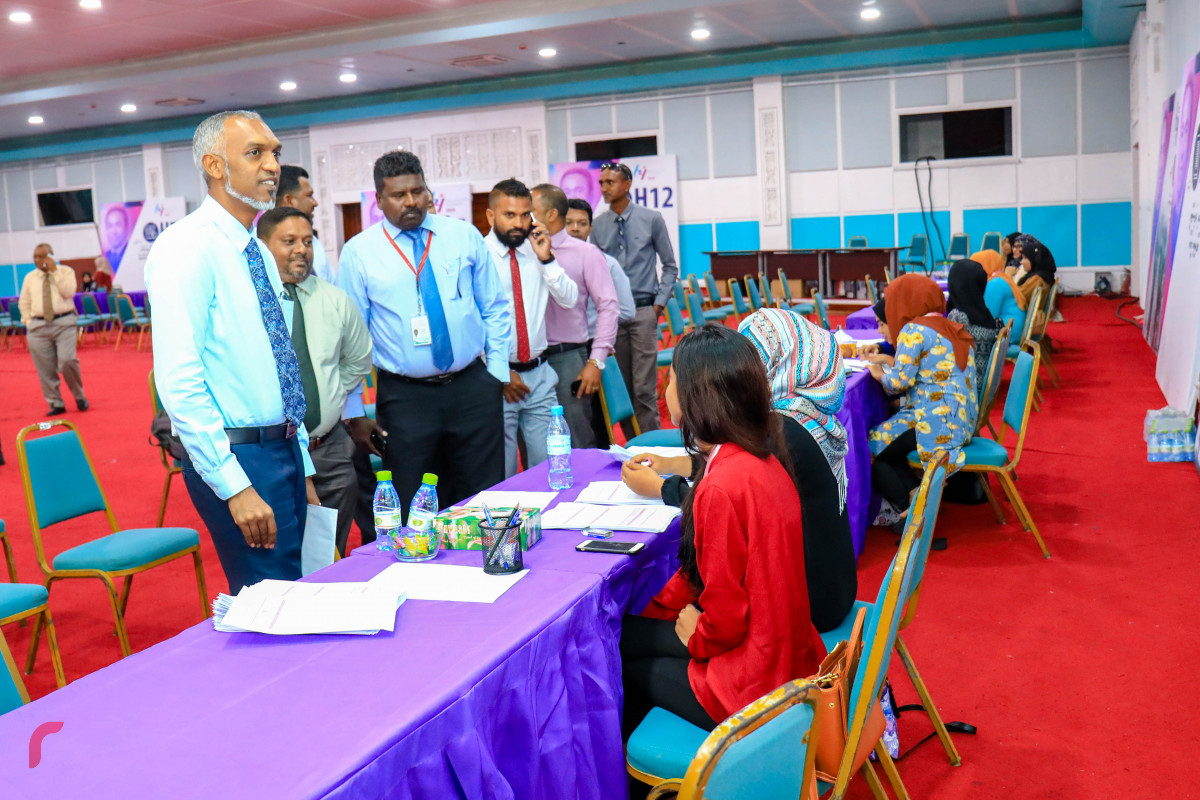 މެއި 6، 2018: ސަރުކާރު ބޯހިޔާވަހިކަމުގެ މަޝްރޫއުގެ ދަށުން އިމާރާތްކުރާ 7000 ފްލެޓަށް އެދޭ ފޯމު ދޫކުރަން ދަރުބާރުގޭ ރަންނަބަނޑޭރި މާލަމް ތައްޔާރުކޮށްފައިވާ ގޮތް މިނިސްޓަރ މުޢިއްޒު ބައްލަވައިލައްވަނީ. ދަރުބާރުގޭގެ އިތުރުން ހައުސިން މިނިސްޓްރީގެ ވެބްސައިޓުންވެސް ފޯމް ޑައުންލޯޑް ކުރެވޭނެ ކަމަށް މިނިސްޓްރީން ބުނޭ. ފޮޓޯ:-- މުހައްމަދު ޝަރުހާން / ރާއްޖެ ޓީވީ