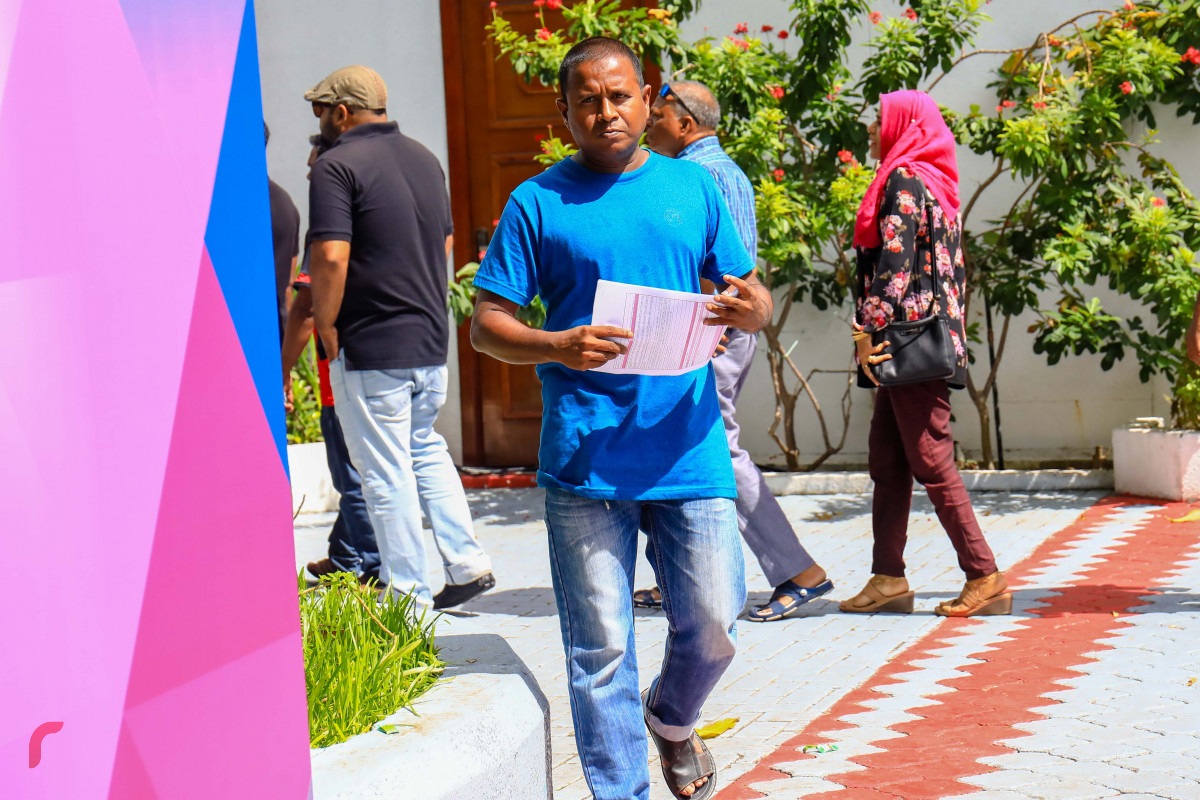 މެއި 6، 2018 :ބޯހިޔާވަހިކަމުގެ މަޝްރޫޢުގެ ދަށުން ހުޅުމާލޭގައި އިމާރާތް ކުރަމުން އަންނަ 7،000 ފްލެޓަށް ކުރިމަތިލާން މިއަދު ހުޅުވާލުމާއި ގުޅިގެން ފޯމް ނެގުމަށް މީހުން ކިޔޫގައި ޖެހިފައި. -- ފޮޓޯ: މުހައްމަދު ޝަރުހާން / ރާއްޖެ އެމްވީ