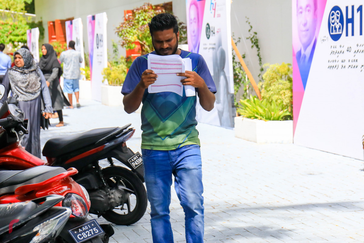 މެއި 6، 2018 :ބޯހިޔާވަހިކަމުގެ މަޝްރޫޢުގެ ދަށުން ހުޅުމާލޭގައި އިމާރާތް ކުރަމުން އަންނަ 7،000 ފްލެޓަށް ކުރިމަތިލާން މިއަދު ފޯމް ނެގި މީހަކު ފޯމް ކިޔާލަން މަޑުކޮށްލައިގެން -- ފޮޓޯ: މުހައްމަދު ޝަރުހާން / ރާއްޖެ އެމްވީ