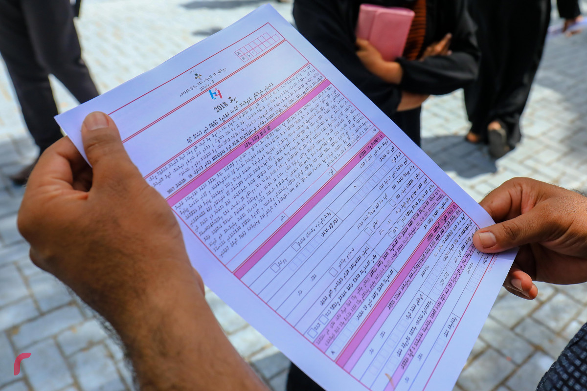 މެއި 6، 2018 :ބޯހިޔާވަހިކަމުގެ މަޝްރޫޢުގެ ދަށުން ހުޅުމާލޭގައި އިމާރާތް ކުރަމުން އަންނަ 7،000 ފްލެޓަށް ކުރިމަތިލާން މިއަދު ފޯމް ނެގި މީހަކު ފޯމް ކިޔާލަން މަޑުކޮށްލައިގެން -- ފޮޓޯ: މުހައްމަދު ޝަރުހާން / ރާއްޖެ އެމްވީ