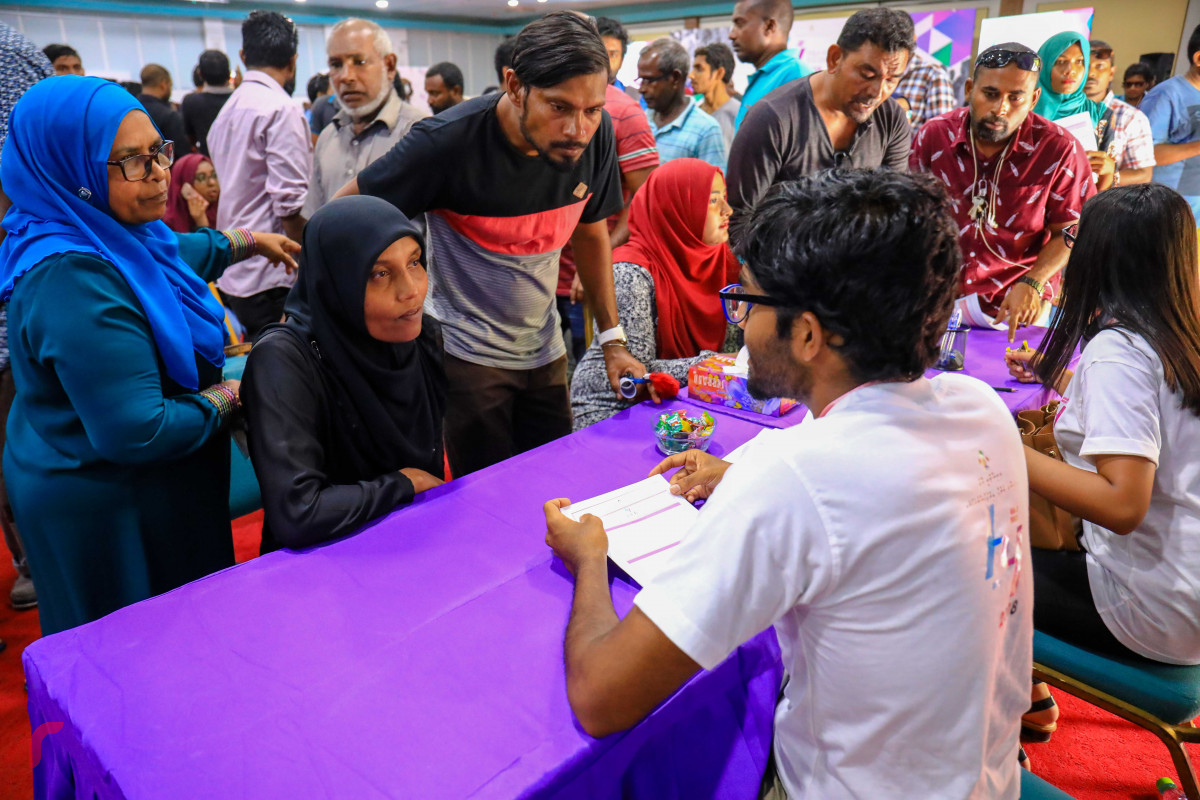 މެއި 6، 2018 : ސަރުކާރު ބޯހިޔާވަހިކަމުގެ މަޝްރޫޢުގެ ދަށުން ހުޅުމާލޭގައި އިމާރާތް ކުރަމުން އަންނަ 7،000 ފްލެޓަށް ކުރިމަތިލާން މިއަދު ހުޅުވާލުމާއި ގުޅިގެން ފޯމް ނެގުމަށް ގިނަ އަދަދެއްގެ މީހުން ދަރުބާރުގެއަށް ދިއުމުގެ ސަބަބުން ދަރުބާރުގެތެރެ ވަނީ ތޮއްޖެހިފައިއެވެ. -- ފޮޓޯ: މުހައްމަދު ޝަރުހާން / ރާއްޖެ އެމްވީ