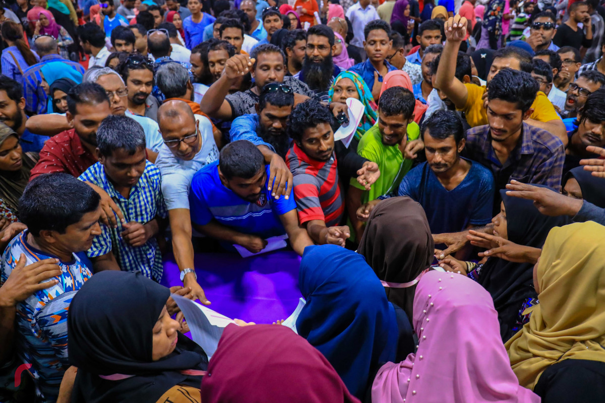 މެއި 6، 2018 : ސަރުކާރު ބޯހިޔާވަހިކަމުގެ މަޝްރޫޢުގެ ދަށުން ހުޅުމާލޭގައި އިމާރާތް ކުރަމުން އަންނަ 7،000 ފްލެޓަށް ކުރިމަތިލާން މިއަދު ހުޅުވާލުމާއި ގުޅިގެން ފޯމް ނެގުމަށް ގިނަ އަދަދެއްގެ މީހުން ދަރުބާރުގެއަށް ދިއުމުގެ ސަބަބުން ދަރުބާރުގެތެރެ ވަނީ ތޮއްޖެހިފައިއެވެ. -- ފޮޓޯ: މުހައްމަދު ޝަރުހާން / ރާއްޖެ އެމްވީ
