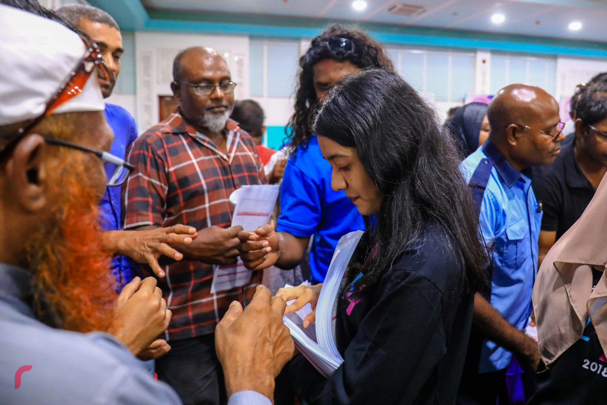 މެއި 6، 2018 : ސަރުކާރު ބޯހިޔާވަހިކަމުގެ މަޝްރޫޢުގެ ދަށުން ހުޅުމާލޭގައި އިމާރާތް ކުރަމުން އަންނަ 7،000 ފްލެޓަށް ކުރިމަތިލާން މިއަދު ހުޅުވާލުމާއި ގުޅިގެން ފޯމް ނެގުމަށް ގިނަ އަދަދެއްގެ މީހުން ދަރުބާރުގެއަށް ދިއުމުގެ ސަބަބުން ދަރުބާރުގެ ތޮއްޖެހިފައި، ފޯމް ބަހަން ފެށިތާ 1 ގަޑިއިރުގެ ތެރޭގައި 15000 ފޯމް ވަނީ ނަގައިފައި -- ފޮޓޯ: މުހައްމަދު ޝަރުހާން / ރާއްޖެ އެމްވީ