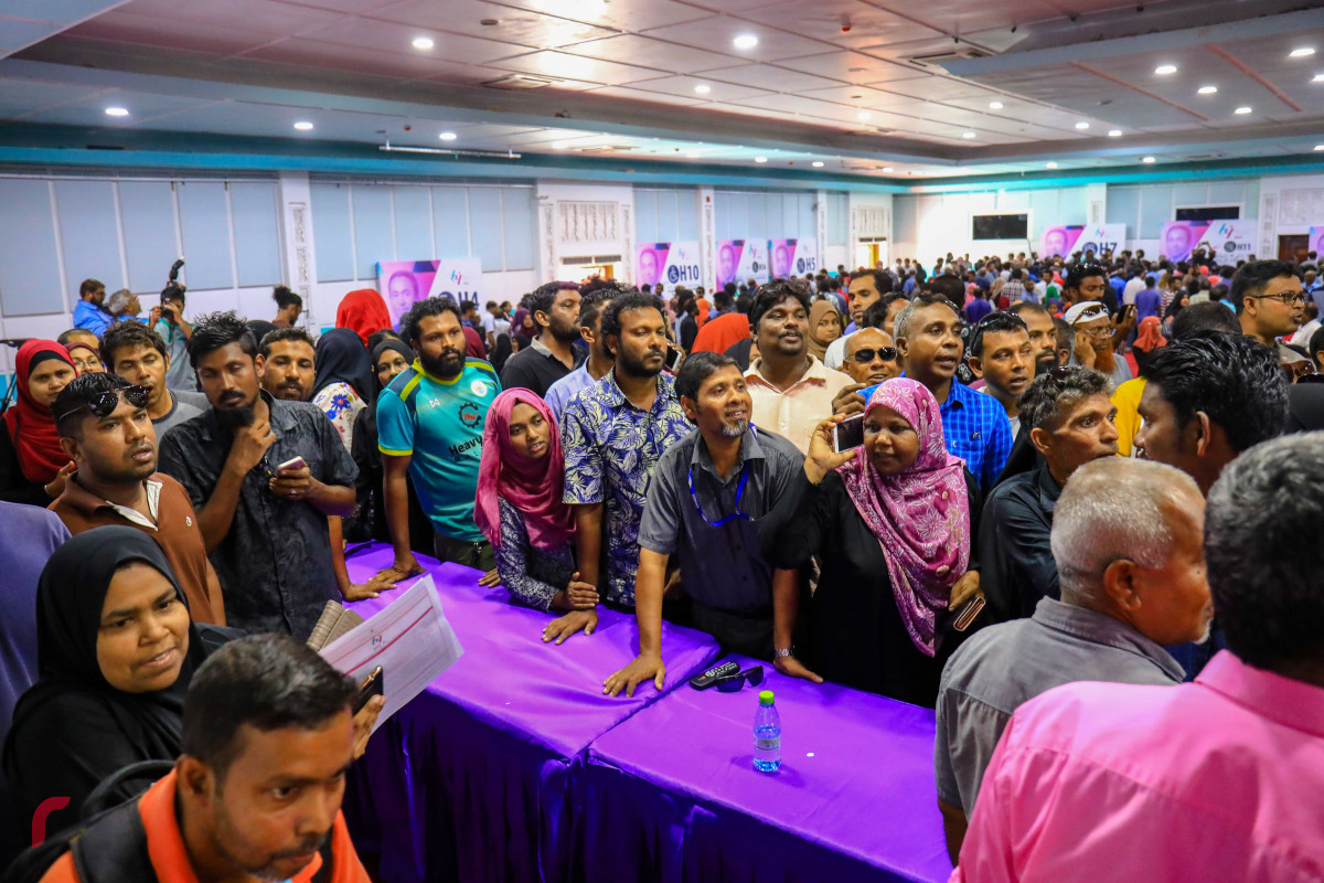 މެއި 6، 2018 : ސަރުކާރު ބޯހިޔާވަހިކަމުގެ މަޝްރޫޢުގެ ދަށުން ހުޅުމާލޭގައި އިމާރާތް ކުރަމުން އަންނަ 7،000 ފްލެޓަށް ކުރިމަތިލާން މިއަދު ހުޅުވާލުމާއި ގުޅިގެން ފޯމް ނެގުމަށް ގިނަ އަދަދެއްގެ މީހުން ދަރުބާރުގެއަށް ދިއުމުގެ ސަބަބުން ދަރުބާރުގެ ތޮއްޖެހިފައި، ފޯމް ބަހަން ފެށިތާ 1 ގަޑިއިރުގެ ތެރޭގައި 15000 ފޯމް ވަނީ ނަގައިފައި. -- ފޮޓޯ: މުހައްމަދު ޝަރުހާން / ރާއްޖެ އެމްވީ