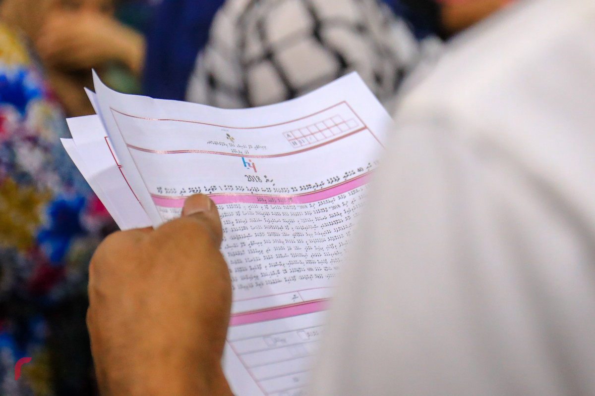 މެއި 6، 2018: މީހަކު ފްލެޓް ފޯމް ކިޔާލަނީ -- ފޮޓޯ: މުހައްމަދު ޝަރުހާން / ރާއްޖެ އެމްވީ