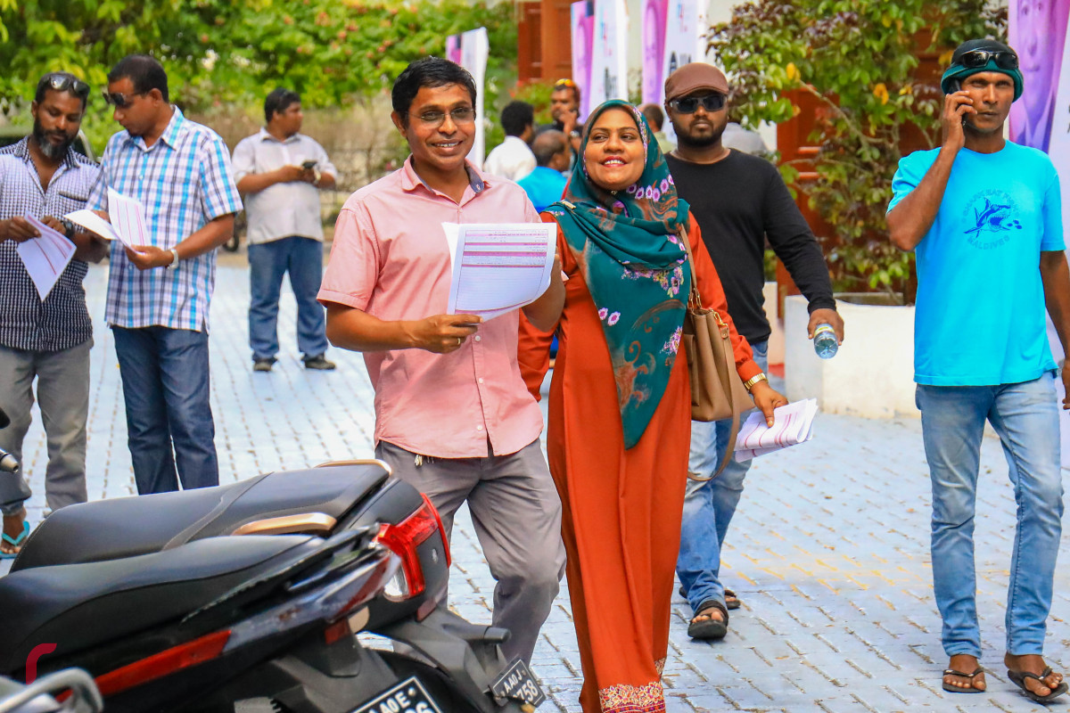 މެއި 6، 2018 :ދަރުބާރުގެއިން ފްލެޓް ފޯމް ނަގައިގެން ބަޔަކު ދަނީ -- ފޮޓޯ: މުހައްމަދު ޝަރުހާން / ރާއްޖެ އެމްވީ
