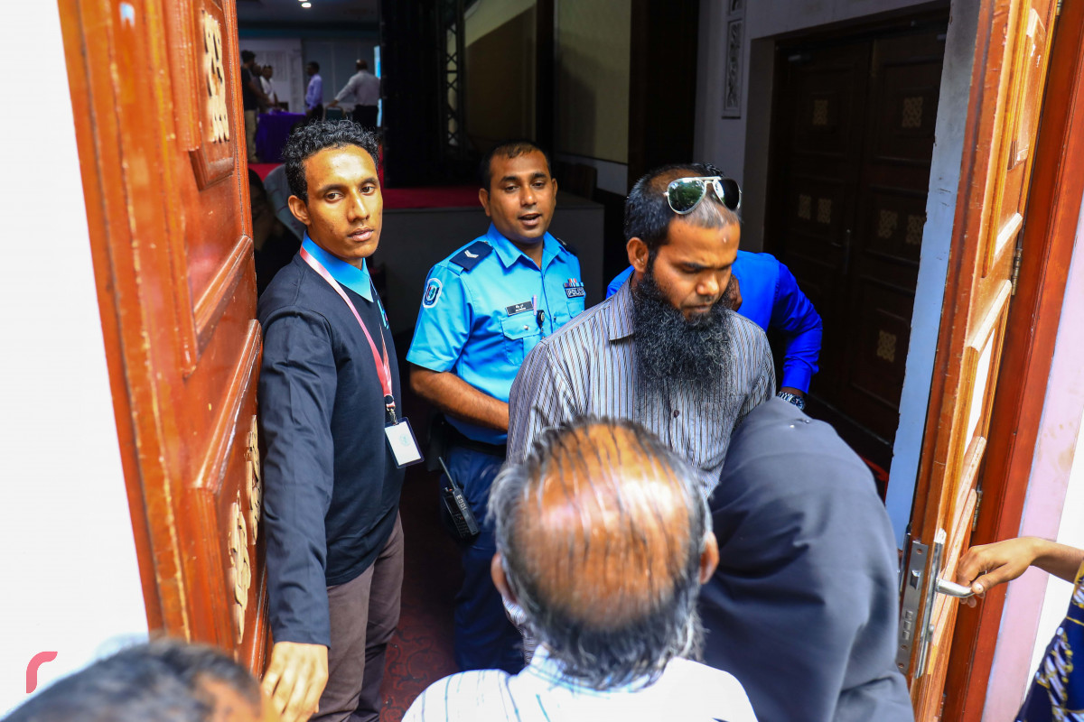 މެއި 6، 2018 : ސަރުކާރު ބޯހިޔާވަހިކަމުގެ މަޝްރޫޢުގެ ދަށުން ހުޅުމާލޭގައި އިމާރާތް ކުރަމުން އަންނަ 7،000 ފްލެޓަށް ކުރިމަތިލާން މިއަދު ހުޅުވާލުމާއި ގުޅިގެން ފޯމް ނެގުމަށް ގިނަ އަދަދެއްގެ މީހުން ދަރުބާރުގެއަށް ދިއުމުގެ ސަބަބުން ދަރުބާރުގެ ތޮއްޖެހިފައި، ފޯމް ބަހަން ފެށިތާ 1 ގަޑިއިރުގެ ތެރޭގައި 15000 ފޯމް ވަނީ ނަގައިފައި -- ފޮޓޯ: މުހައްމަދު ޝަރުހާން / ރާއްޖެ އެމްވީ