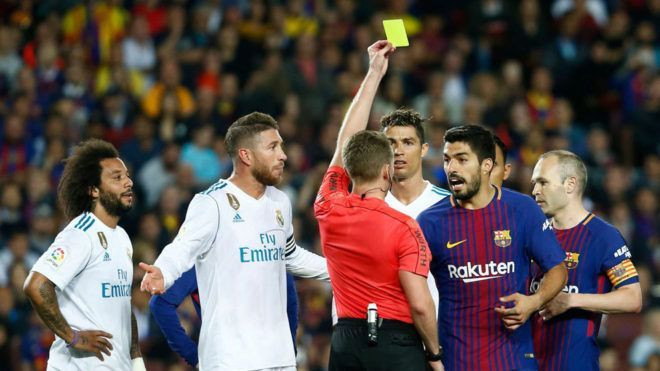 ސުއަރޭޒްއަށް ރެފްރީ ރީނދޫ ކާޑު ދައްކަނީ