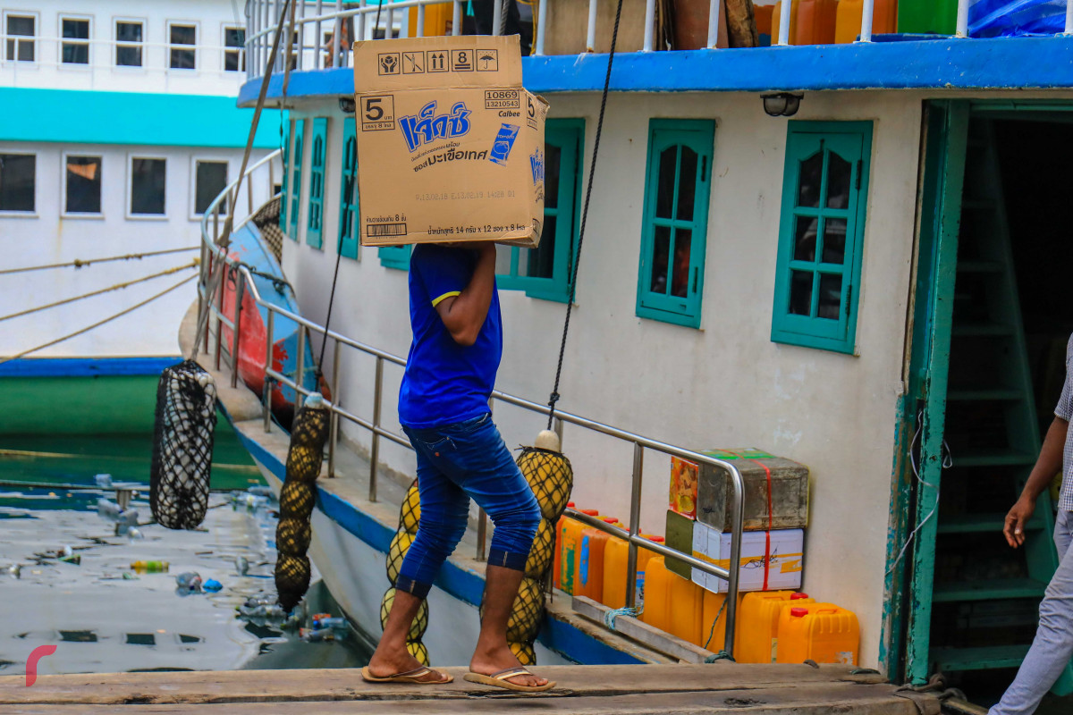 މެއި 9، 2018: ރޯދަމަހަށް ތައްޔާުރުވުމުގެ ގޮތުން މީހަކު ދޯންޏަކަށް މުދާ ބަރުކުރަނީ، ރޯދަމަހަށް ހަފްތާއަކަށް ވެފައިވާއިރު ބާޒާރުމަތި ފެންނަނީ ބާރުބޮޑުވެފައި -- ފޮޓޯ: މުހައްމަދު ޝަރުހާން / ރާއްޖެ އެމްވީ