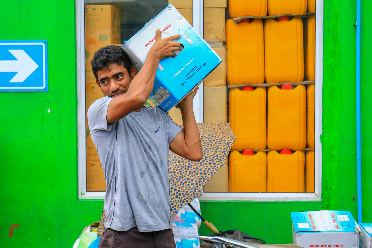 މެއި 9، 2018: މީހަކު ބިސްކޭހެއް ކޮނޑަށް ލައިގެން ދަނީ-- ފޮޓޯ: މުހައްމަދު ޝަރުހާން / ރާއްޖެ އެމްވީ