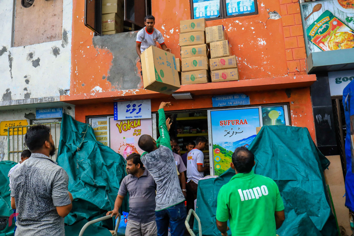 މެއި 9، 2018: ބާޒާރުމަތީހައި ފިހާރައަކުން މުދާ ބާލަނީ، ރޯދަމަހަށް ހަފްތާއަކަށް ވެފައިވާއިރު ބާޒާރުމަތި ފެންނަނީ ބާރުބޮޑުކޮށް -- ފޮޓޯ: މުހައްމަދު ޝަރުހާން / ރާއްޖެ އެމްވީ