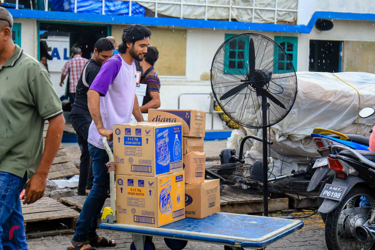 މެއި 9، 2018: ރޯދަމަހަށް ތައްޔާުރުވުމުގެ ގޮތުން މީހަކު ދޯންޏަކަށް މުދާ ބަރުކުރަނީ، ރޯދަމަހަށް ހަފްތާއަކަށް ވެފައިވާއިރު ބާޒާރުމަތި ފެންނަނީ ބާރުބޮޑުވެފައި -- ފޮޓޯ: މުހައްމަދު ޝަރުހާން / ރާއްޖެ އެމްވީ