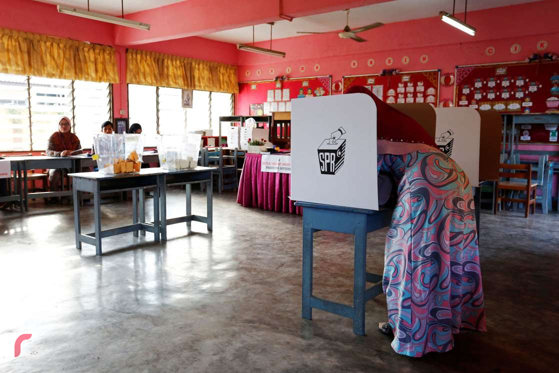 މެއި 9، 2018:މެލޭޝިއާގައި ބޭއްވި 14 ވަނަ އާންމު އިންތިހާބުގައި މީހަކު ވޯޓް ލަނީ