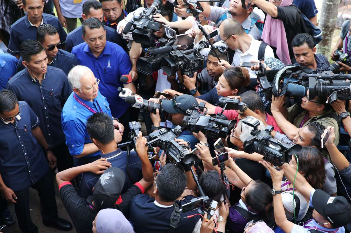 މެއި 9، 2018: ،މެލޭޝިއާގެ ބޮޑު ވަޒީރު ނަޖީބު ރައްޒާރު ނޫސްވެރިންނަށް އިންޓަވިއު ދެއްވަނީ.