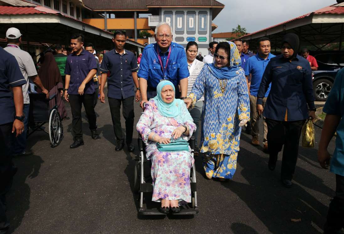 މެއި 9، 2018:މިހާރުގެ ބޮޑުވަޒީރު ނަޖީބު ރައްޒާރު ވޯޓްލެއްވުމަށް ވަޑައިގަންނަވަނީ