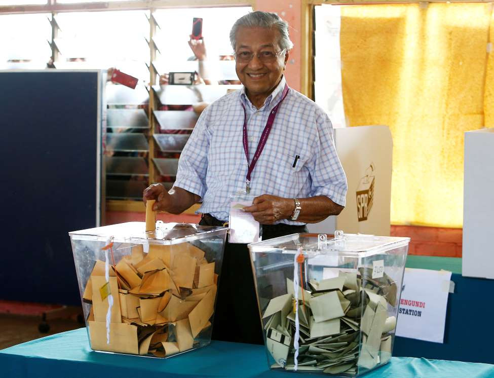 އަލަށް އިންތިޚާބުވި ބޮޑުވަޒީރު މަހާތީރު ބުދަ ދުވަހުގެ އާއްމު އިންތިޚާބުގައި ވޯޓު ލައްވަނީ