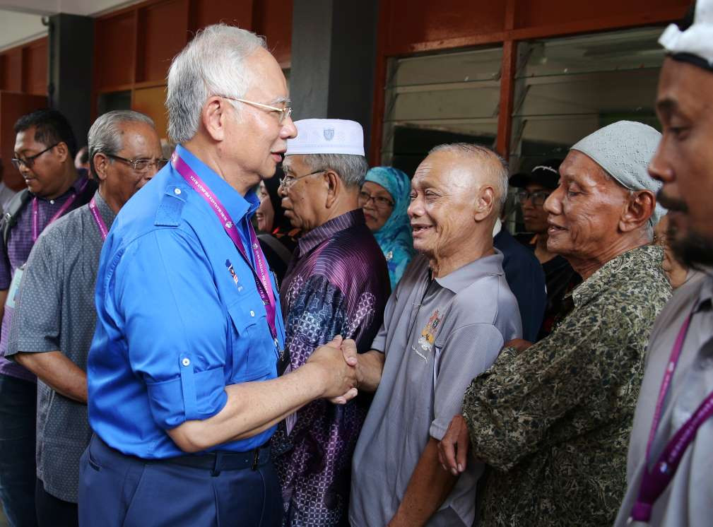 މެއި 9، 2018:މެލޭޝިއާގެ ބޮޑު ވަޒީރު ނަޖީބު، ވޯޓްލާ މަރުކަޒުގައި ތިބި ފަރާތްތަކާ ސަލާމްކުރައްވަނީ