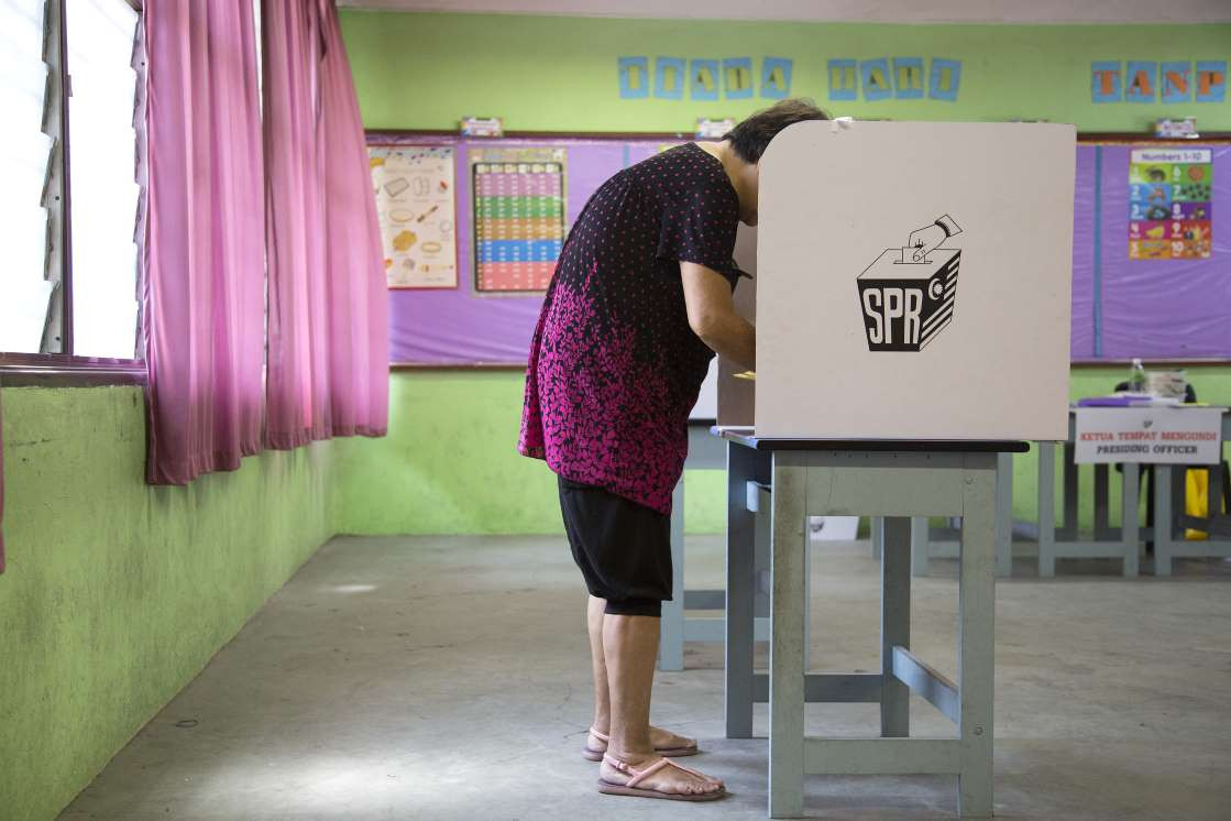 މެއި 9، 2018:މެލޭޝިއާގެ 14 ވަނަ އާންމު އިންތިހާބުގައި މީހަކު ވޯޓްލަނީ