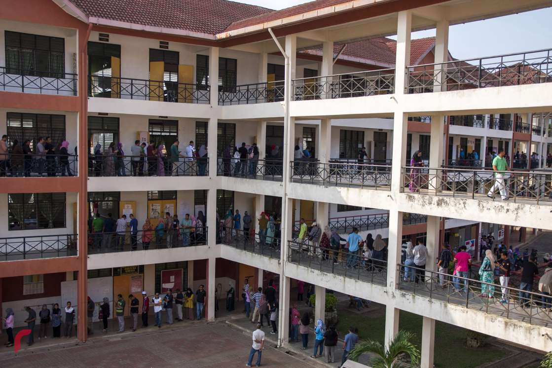 މެއި 9، 2018:މެލޭޝިއާގެ 14 ވަނަ އާންމު އިންތިހާބުގައި ވޯޓުލުމަށް މީހުން ވޯޓިން ބޫތްއެއްގައި ކިޔޫ ހަދާފައި