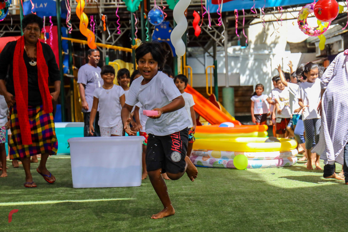 މެއި 20، 2018: ކުޑަކުދިންގެ ދުވަސް ފާހަގަކުރުމަށް ކެންގަރޫ ކިޑްސް އިންޓަނޭޝަނަލް ސްކޫލްގައި ކުރިއަށްގެންދިޔަ ހަރަކާތްތަކުގެ ތެެރެއިން، ކުޑަކުދިންގެ ދުވަހަކީ ކޮންމެ އަހަރަކުވެސް ކުލަގަދަކޮށް ފާހަގަކުތަމުން އަންނަ ދުވަހެއް -- ފޮޓޯ: މުޙައްމަދު ޝަރުހާން