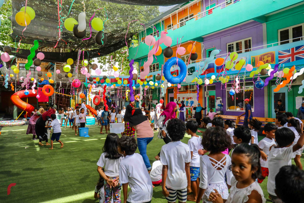 މެއި 20، 2018: ކުޑަކުދިންގެ ދުވަސް ފާހަގަކުރުމަށް ކެންގަރޫ ކިޑްސް އިންޓަނޭޝަނަލް ސްކޫލްގައި ކުރިއަށްގެންދިޔަ ހަރަކާތްތަކުގެ ތެެރެއިން، ކުޑަކުދިންގެ ދުވަހަކީ ކޮންމެ އަހަރަކުވެސް ކުލަގަދަކޮށް ފާހަގަކުރަމުން އަންނަ ދުވަހެއް -- ފޮޓޯ: މުޙައްމަދު ޝަރުހާން