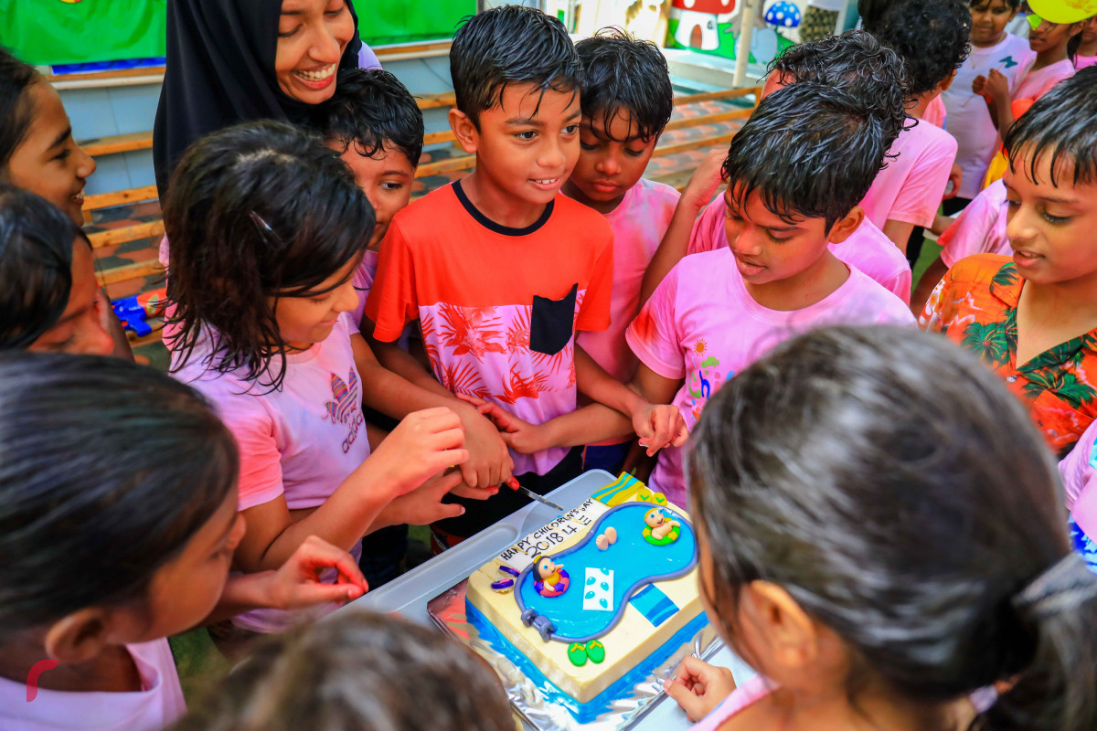 މެއި 20، 2018: ކުޑަކުދިންގެ ދުވަސް ފާހަގަކުރުމަށް ކެންގަރޫ ކިޑްސް އިންޓަނޭޝަނަލް ސްކޫލްގައި ކުރިއަށްގެންދިޔަ ހަރަކާތްތަކުގެ ތެެރެއިން، ކުޑަކުދިންގެ ދުވަހަކީ ކޮންމެ އަހަރަކުވެސް ކުލަގަދަކޮށް ފާހަގަކުރަމުން އަންނަ ދުވަހެއް -- ފޮޓޯ: މުޙައްމަދު ޝަރުހާން