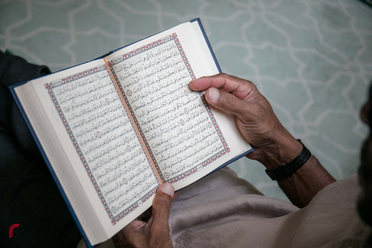 މިސްކިތެއްގައި މީހަކު ޤުރުއާން ކިޔަވަނީ - ރަމަޟާން މަހަކީ، އެމަހެއްގައި މާތް ﷲ ޤުރުއާން ބާވައިލެއްވި މައްސަރު