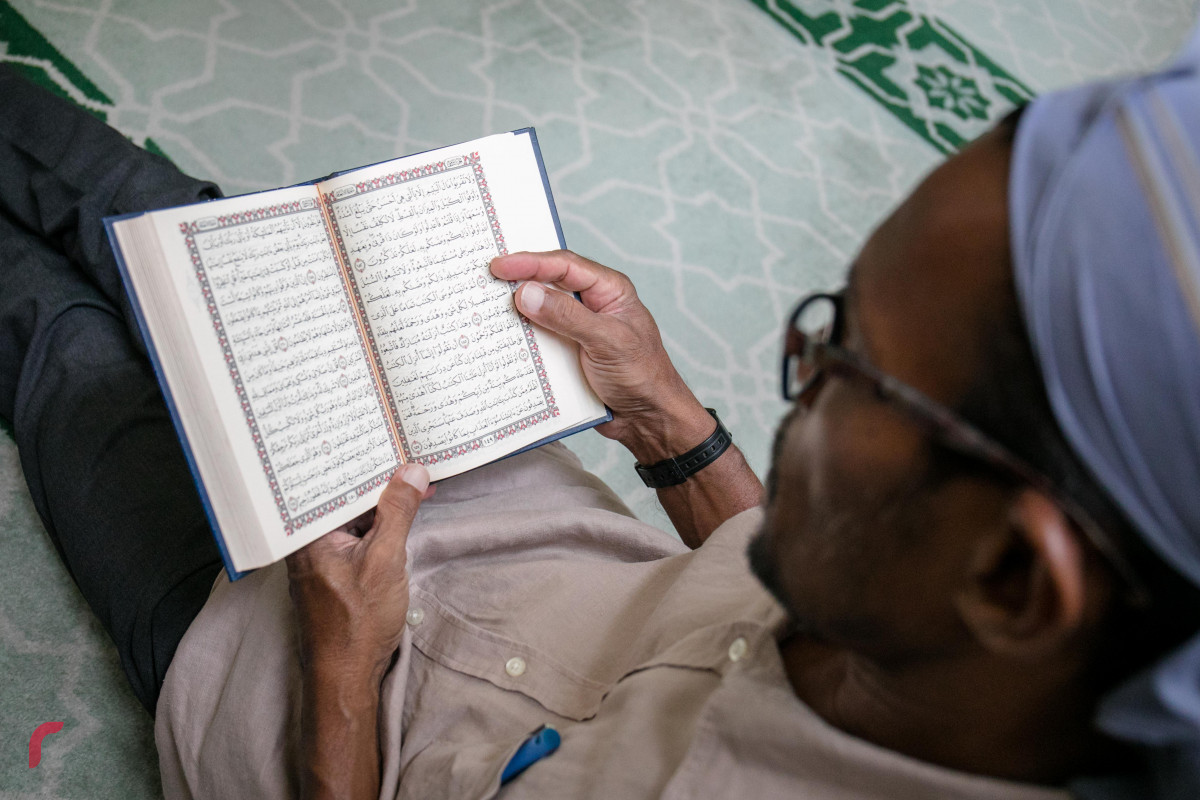 މިސްކިތެއްގައި މީހަކު ޤުރުއާން ކިޔަވަނީ