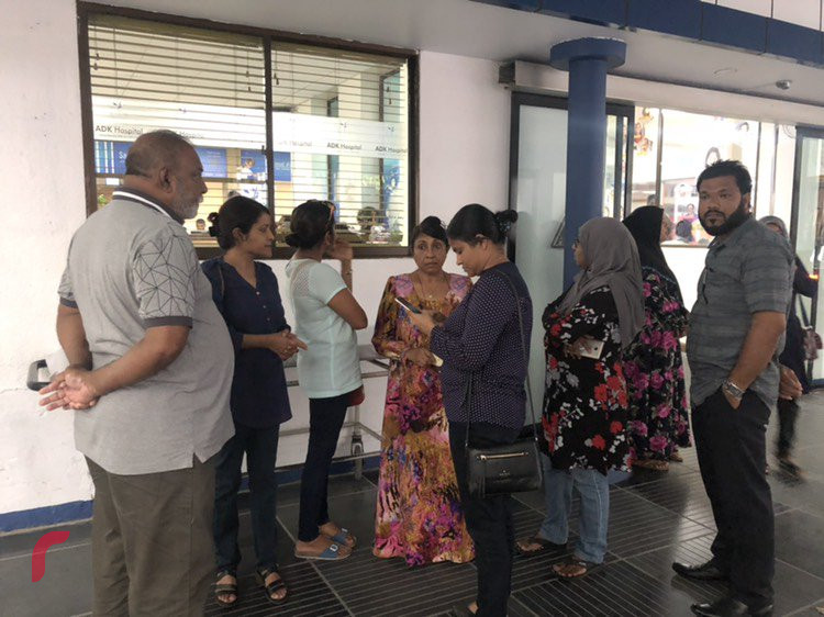 މެއި، 11، 2018: ސަރުކާރު ވައްޓާލަން އުޅުނުކަމުގެ ތުހުމަތުގައި ހައްޔަރުކޮށްފައިވާ ކުރީގެ ރައީސް މައުމޫން އަބްދުލްގައްޔޫމް ބޭސްފަރުވާއަށް އޭޑީކޭއަށް ގެނައުމާއި ގުޅިގެން ރައީސް މައުމޫންގެ އަނބިކަނބަލުން ނަސްރީނާ އިބްރާހިމް އަދި ދަރިކަނބަލުން ޔުމްނާ މައުމޫން، އޭޑީކޭ ބޭރުގައި މަޑުކޮށްލައްވައިގެން.