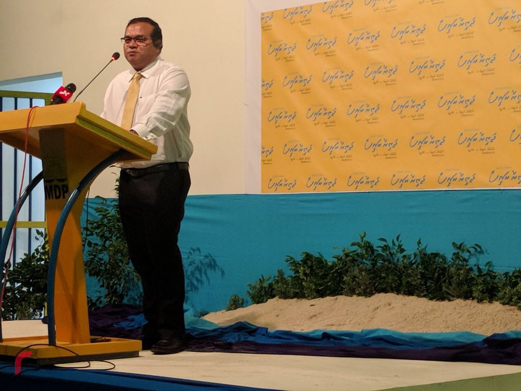 މެއި 11، 2018 : ރައީސް ނަޝީދުގެ ކެމްޕެއިން ލޯންޗްކުރުމަށް އައްޑޫގައި ބޭއްވި ޖަލްސާގައި ރައްޔިތުންގެ މަޖިލީހުގެ މެމްބަރު އަދި ރައީސް ނަޝީދުގެ ކެމްޕޭން މެނޭޖަރު މުހައްމަދު އަސްލަމް ވާހަކަ ދައްކަވަނީ