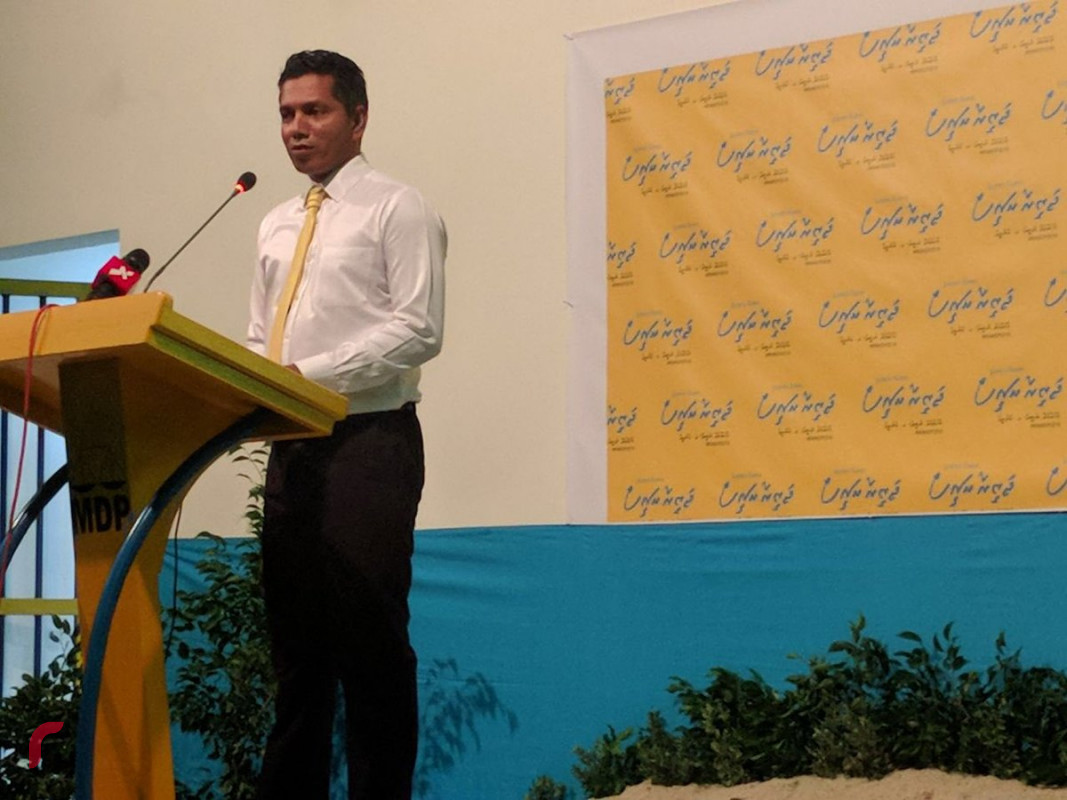 މެއި 11، 2018 : ރައީސް ނަޝީދުގެ ކެމްޕެއިން ލޯންޗްކުރުމަށް އައްޑޫގައި ބޭއްވި ޖަލްސާގައި އައްޑޫ މޭޔަރު ވާހަކަ ދައްކަވަނީ