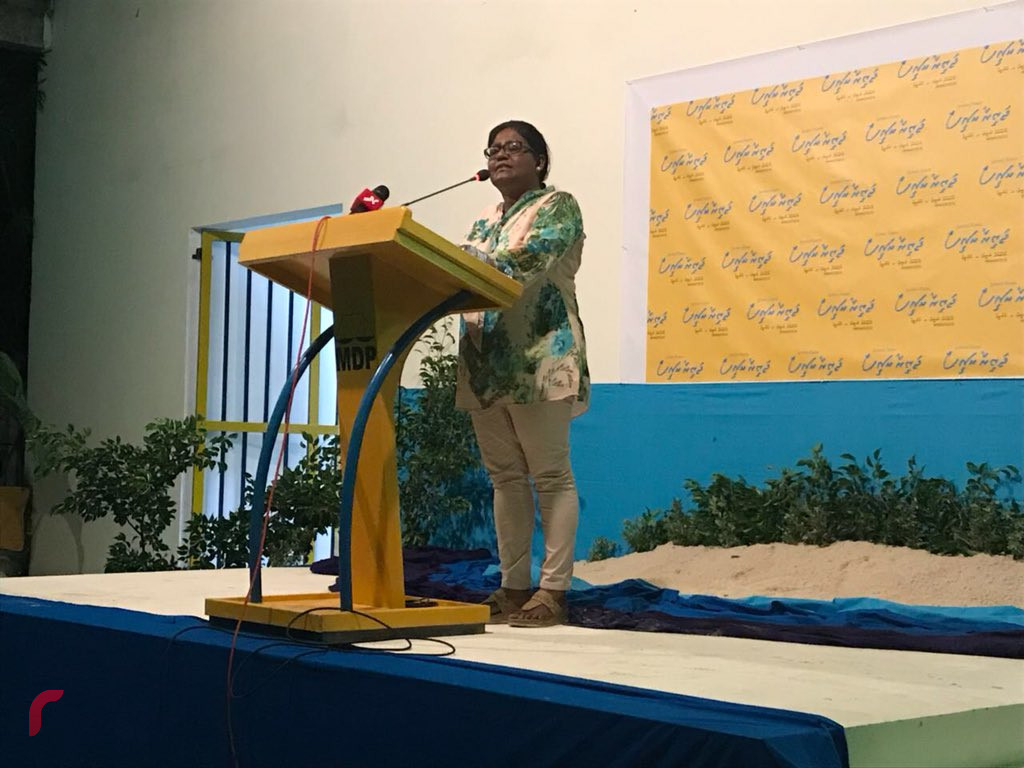 މެއި 11، 2018 : ރައީސް ނަޝީދުގެ ކެމްޕެއިން ލޯންޗްކުރުމަށް އައްޑޫގައި ބޭއްވި ޖަލްސާގައި މާލެ ސިޓީ ކައުންސިލް މެމްބަރު ޝިފާ ވާހަކަފުޅު ދައްކަވަނީ