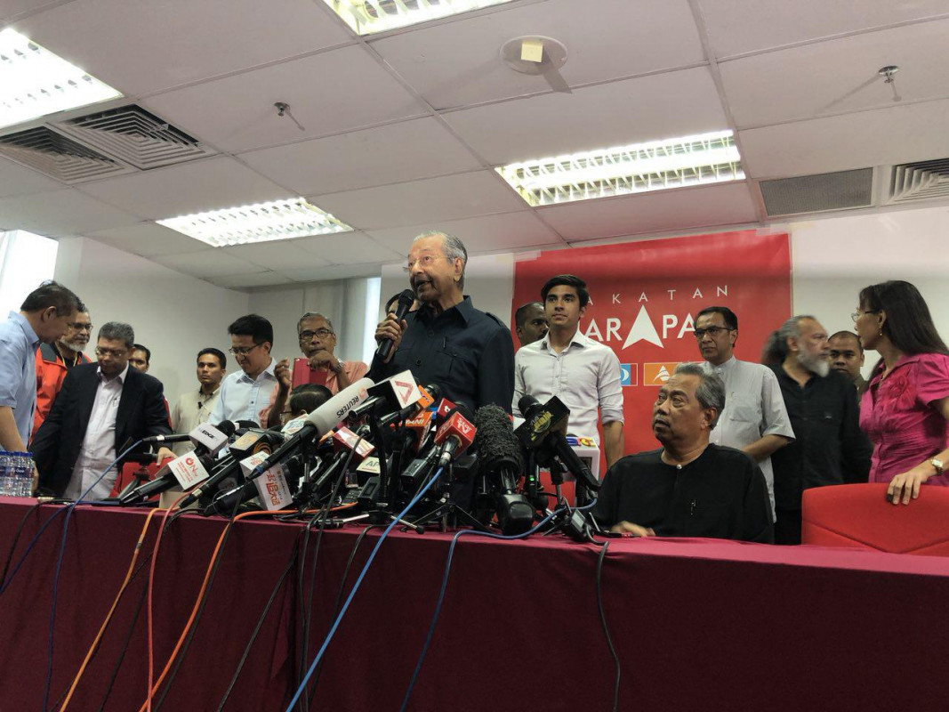 ޑރ. މަހާތީރު ނޫސްވެރިންނާއި ވާހަކަ ދައްކަވަނީ