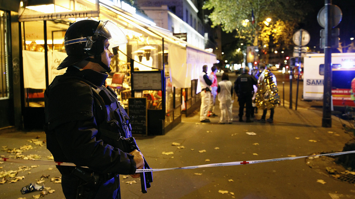 ޕެރިހުގައި ދިން ހަމަލާއަށްފަހު ފުލުހުން މަގުމަތީގައި ފޯރިމަރަނީ