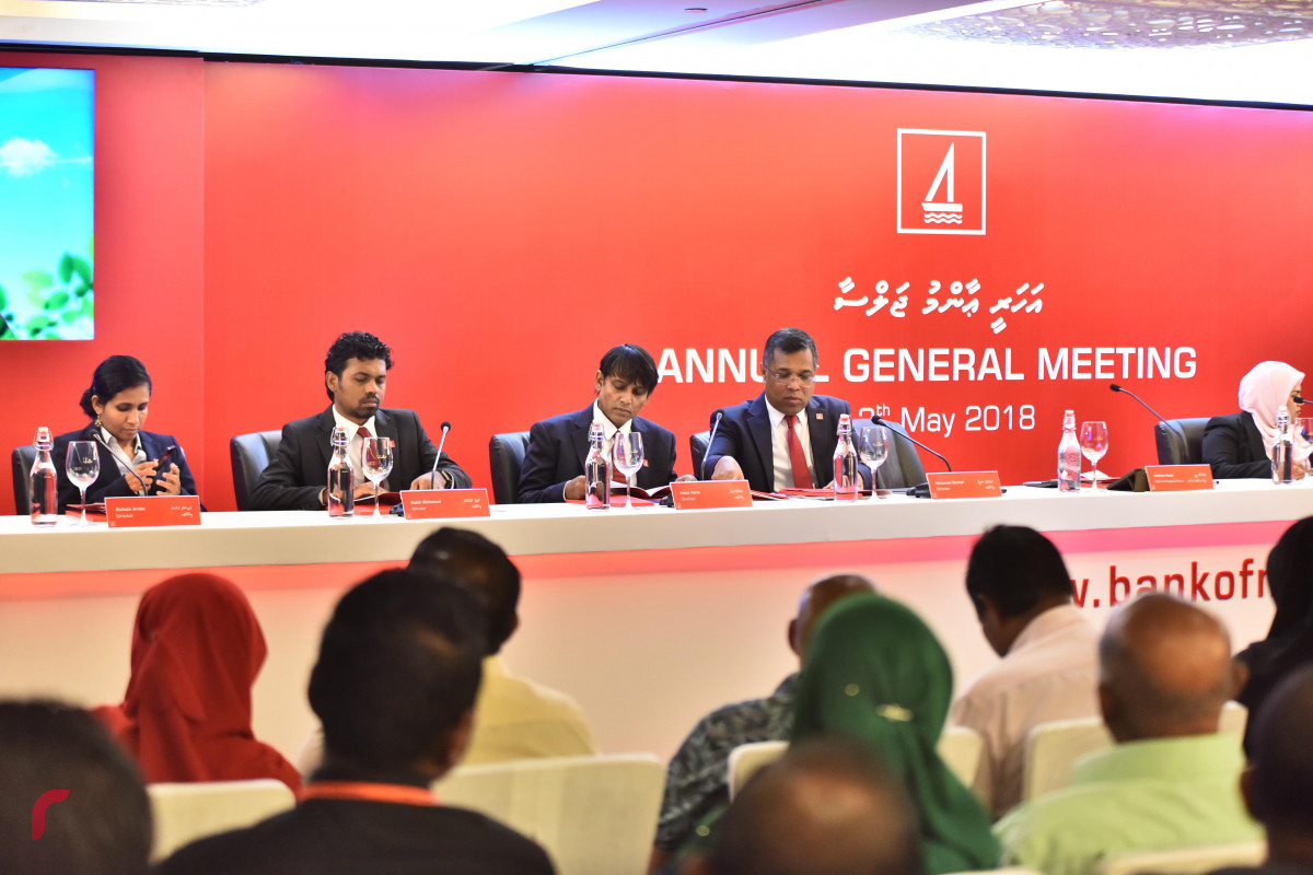މެއި 14، 2018: ބޭންކް އޮފް މޯލްޑިވްސްގެ އަހަރީ އާންމު ޖަލްސާގައި ބީއެމްއެލް ބޯޑުގެ ބައެއް މެމްބަރުން، ބީއެމްއެލްގެ ހިއްސާގެ އަގު ފާއިތުވެ ދިޔަ 4 އަހަރުތެރޭ 240 ޕަސެންޓް އިތުރުވެފައިވާއިރު ހިއްސާދާރުންނަށް 22 ރުފިޔާގެ ރޭޓުން 118 މިލިއަން ރުފިޔާ ބެހުމަށް ވަނީ ނިންމާފައެވެ. -- ފޮޓޯ: މުހައްމަދު ޝަރުހާން / ރާއްޖެ އެމްވީ