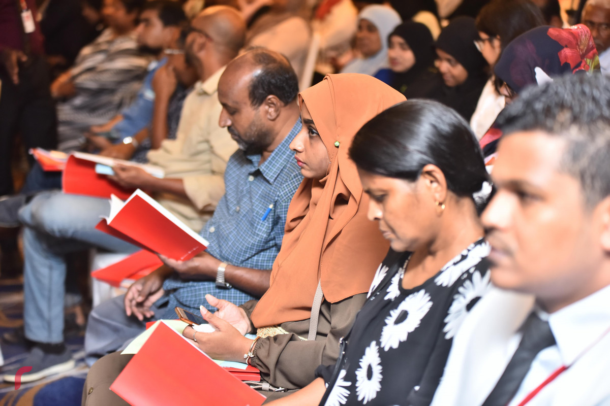 މެއި 14، 2018: ބޭންކް އޮފް މޯލްޑިވްސްގެ އަހަރީ އާންމު ޖަލްސާގެ ތެރެއިން ބެންކްގެ ބައެއް ހިއްސާދާރުން، ބީއެމްއެލްގެ ހިއްސާގެ އަގު ފާއިތުވެ ދިޔަ 4 އަހަރުތެރޭ 240 ޕަސެންޓް އިތުރުވެފައިވާއިރު ހިއްސާދާރުންނަށް 22 ރުފިޔާގެ ރޭޓުން 118 މިލިއަން ރުފިޔާ ބެހުމަށް ވަނީ ނިންމާފައެވެ. -- ފޮޓޯ: މުހައްމަދު ޝަރުހާން / ރާއްޖެ އެމްވީ