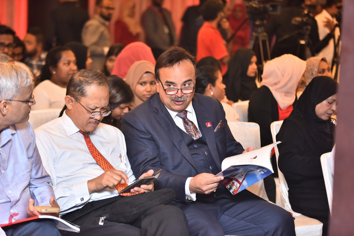 މެއި 14، 2018: ބޭންކް އޮފް މޯލްޑިވްސްގެ އަހަރީ އާންމު ޖަލްސާގެ ތެރެއިން، ބީއެމްއެލްގެ ހިއްސާގެ އަގު ފާއިތުވެ ދިޔަ 4 އަހަރުތެރޭ 240 ޕަސެންޓް އިތުރުވެފައިވާއިރު ހިއްސާދާރުންނަށް 22 ރުފިޔާގެ ރޭޓުން 118 މިލިއަން ރުފިޔާ ބެހުމަށް ވަނީ ނިންމާފައެވެ. -- ފޮޓޯ: މުހައްމަދު ޝަރުހާން / ރާއްޖެ އެމްވީ