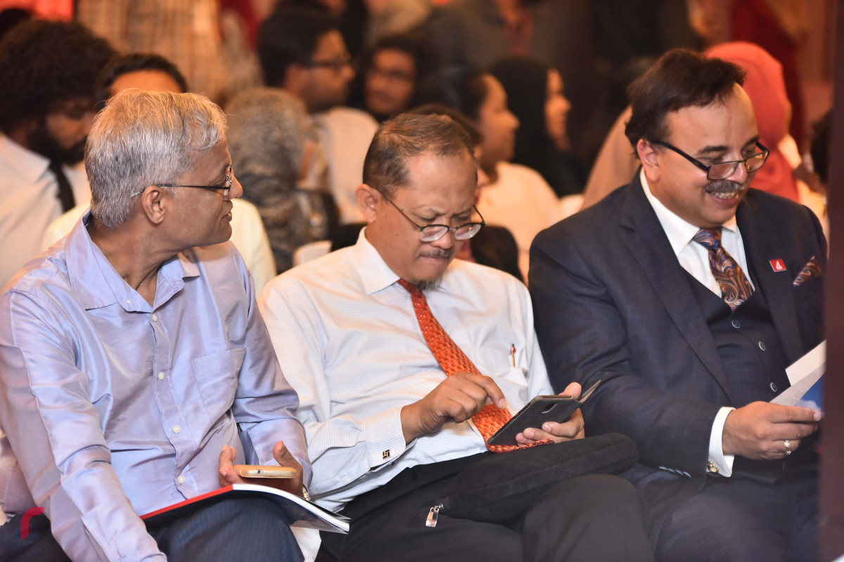 މެއި 14، 2018: ބޭންކް އޮފް މޯލްޑިވްސްގެ އަހަރީ އާންމު ޖަލްސާގެ ތެރެއިން، ބީއެމްއެލްގެ ހިއްސާގެ އަގު ފާއިތުވެ ދިޔަ 4 އަހަރުތެރޭ 240 ޕަސެންޓް އިތުރުވެފައިވާއިރު ހިއްސާދާރުންނަށް 22 ރުފިޔާގެ ރޭޓުން 118 މިލިއަން ރުފިޔާ ބެހުމަށް ވަނީ ނިންމާފައެވެ. -- ފޮޓޯ: މުހައްމަދު ޝަރުހާން / ރާއްޖެ އެމްވީ