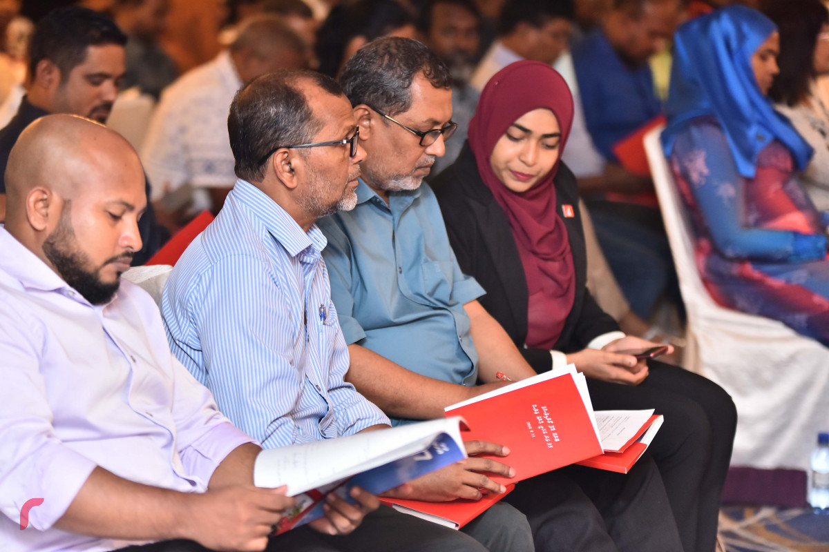 މެއި 14، 2018: ބޭންކް އޮފް މޯލްޑިވްސްގެ އަހަރީ އާންމު ޖަލްސާގެ ތެރެއިން ބެންކްގެ ބައެއް ހިއްސާދާރުން، ބީއެމްއެލްގެ ހިއްސާގެ އަގު ފާއިތުވެ ދިޔަ 4 އަހަރުތެރޭ 240 ޕަސެންޓް އިތުރުވެފައިވާއިރު ހިއްސާދާރުންނަށް 22 ރުފިޔާގެ ރޭޓުން 118 މިލިއަން ރުފިޔާ ބެހުމަށް ވަނީ ނިންމާފައެވެ. -- ފޮޓޯ: މުހައްމަދު ޝަރުހާން / ރާއްޖެ އެމްވީ