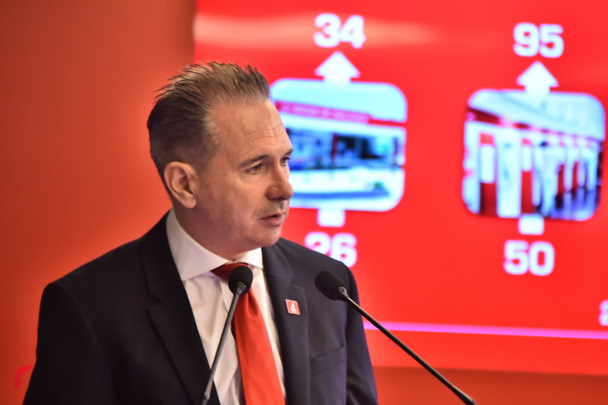 މެއި 14، 2018: ބޭންކް އޮފް މޯލްޑިވްސްގެ އަހަރީ އާންމު ޖަލްސާގެ ތެރެއިން ބެންކްގެ ސީއީއޯ އެންޑްރޫ ހީލީ ވާހަކަފުޅު ދައްކަވަނީ، ބީއެމްއެލްގެ ހިއްސާގެ އަގު ފާއިތުވެ ދިޔަ 4 އަހަރުތެރޭ 240 ޕަސެންޓް އިތުރުވެފައިވާއިރު ހިއްސާދާރުންނަށް 22 ރުފިޔާގެ ރޭޓުން 118 މިލިއަން ރުފިޔާ ބެހުމަށް ވަނީ ނިންމާފައެވެ. -- ފޮޓޯ: މުހައްމަދު ޝަރުހާން / ރާއްޖެ އެމްވީ