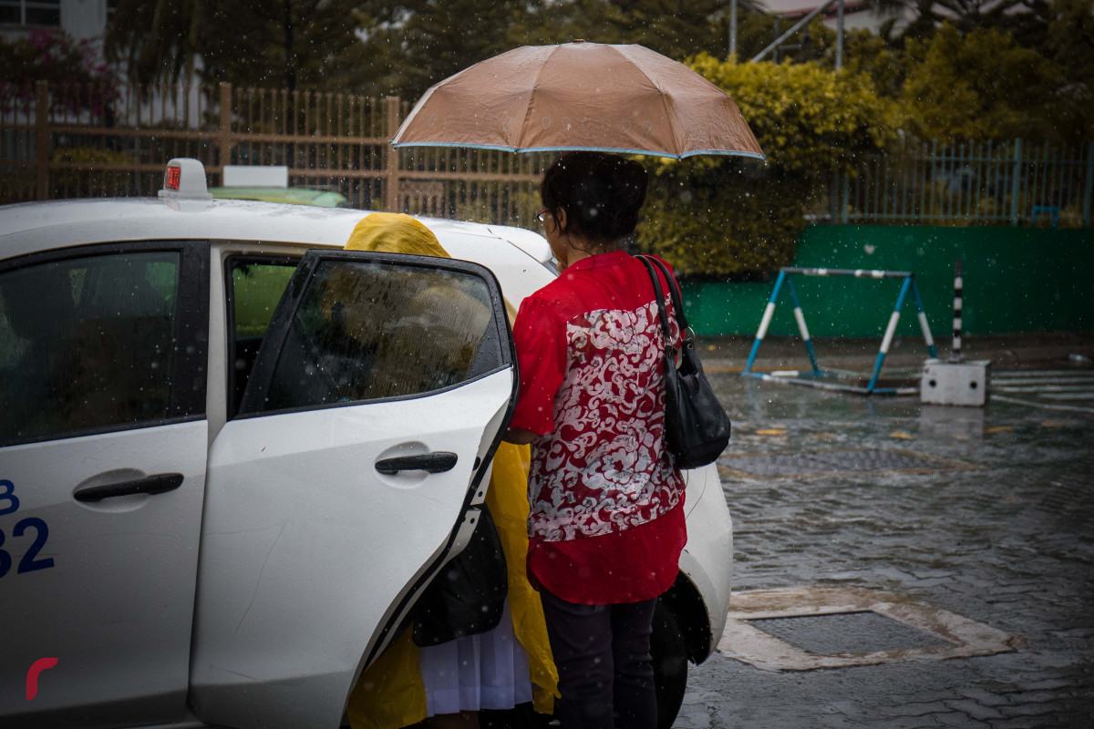 މެއި 14، 2018: ރާއްޖޭގެ ބޮޑު ސަރަހައްދަކަށް މޫސުމް ގޯސްވެ، މާލެއަށް ބޯކޮށް ވާރޭ ވެހުމުގެ ސަބަބުން މީހުންނަށް ހިނގާ ބިނގާވެ އުޅުމަށް ވަނީ ދަތިދަކާ ކުރިމަތިވެފައެވެ. ޓެކްސީ ނުލިބުމުގެ ދަތިތައް ދިމާވޭ -- ފޮޓޯ: މުހައްމަދު ޝަރުހާން / ރާއްޖެ އެމްވީ