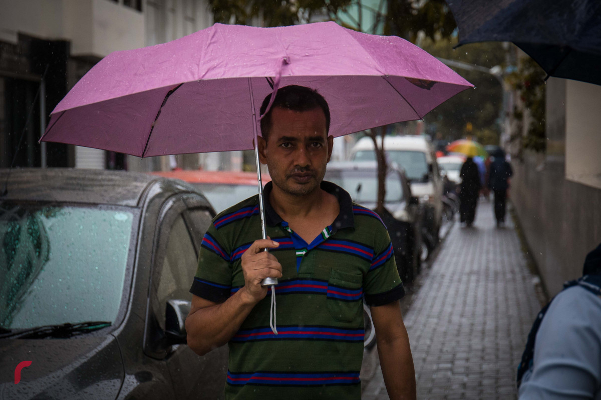 މެއި 14، 2018: ރާއްޖޭގެ ބޮޑު ސަރަހައްދަކަށް މޫސުމް ގޯސްވެ، މާލެއަށް ބޯކޮށް ވާރޭ ވެހުމުގެ ސަބަބުން މީހުންނަށް ހިނގާ ބިނގާވެ އުޅުމަށް ވަނީ ދަތިތަކާ ކުރިމަތިވެފައެވެ. -- ފޮޓޯ: މުހައްމަދު ޝަރުހާން / ރާއްޖެ އެމްވީ