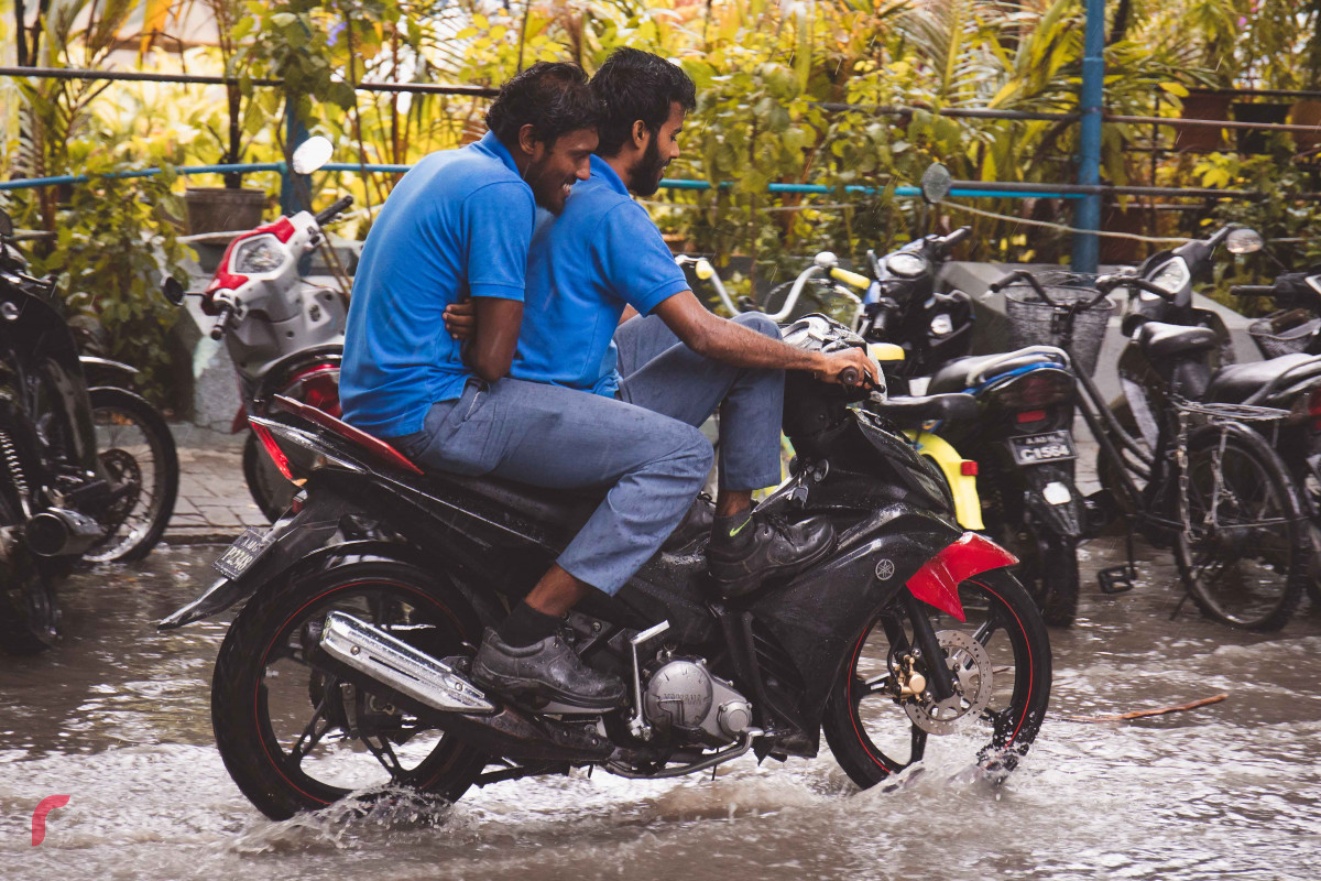 މެއި 14، 2018: ރާއްޖޭގެ ބޮޑު ސަރަހައްދަކަށް މޫސުމް ގޯސްވެ، މާލެއަށް ބޯކޮށް ވާރޭ ވެހުމުގެ ސަބަބުން އަމީނީމަގު ސަރަހައްދުގައި ފެންބޮޑުވެފައި، މިކަމުގެ ސަބަބުން މީހުންނަށް ހިނގާ ބިނގާވެ އުޅުމަށް ވަނީ ދަތިތަކާ ކުރިމަތިވެފައެވެ. -- ފޮޓޯ: މުހައްމަދު ޝަރުހާން / ރާއްޖެ އެމްވީ