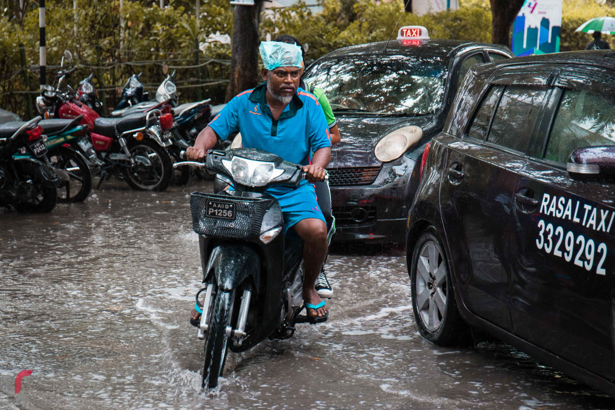 މެއި 14، 2018: ރާއްޖޭގެ ބޮޑު ސަރަހައްދަކަށް މޫސުމް ގޯސްވެ، މާލެއަށް ބޯކޮށް ވާރޭ ވެހުމުގެ ސަބަބުން އަމީނީމަގު ސަރަހައްދުގައި ފެންބޮޑުވެފައި، މިކަމުގެ ސަބަބުން މީހުންނަށް ހިނގާ ބިނގާވެ އުޅުމަށް ވަނީ ދަތިތަކާ ކުރިމަތިވެފައެވެ. -- ފޮޓޯ: މުހައްމަދު ޝަރުހާން / ރާއްޖެ އެމްވީ